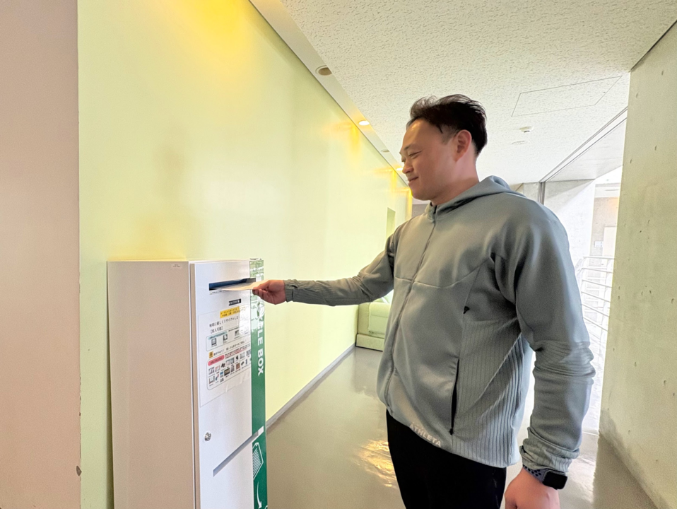 回収ボックスに投稿する姿2