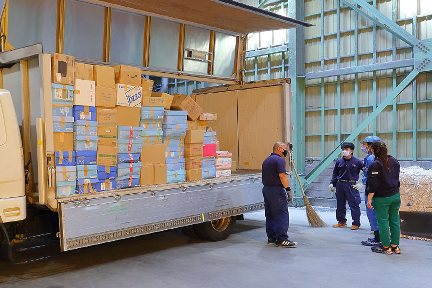 工場内のトラック搬入風景